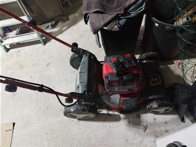 Tondeuse à gazon en cours de réparation