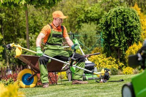 Jardinier tondant une pelouse
