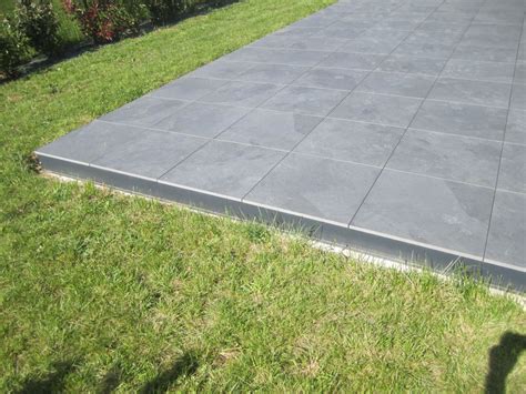 Terrasse en dalles céramiques avec bordure en aluminium