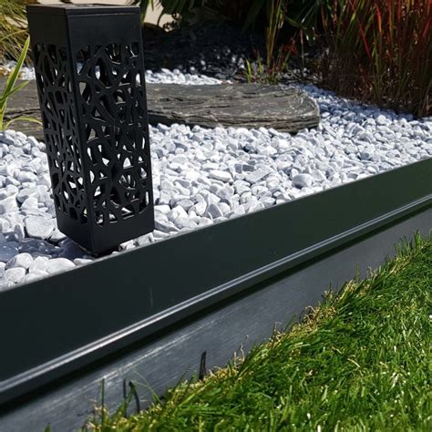 Schéma de pose d'une bordure de jardin en aluminium
