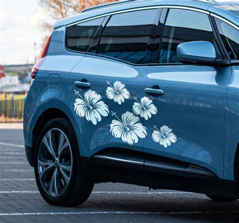 Autocollant fleur d'hibiscus sur une voiture