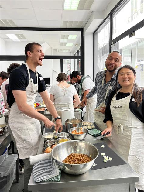 Atelier de sculpture culinaire avec le chef Loïc lors d'un événement en médiathèque