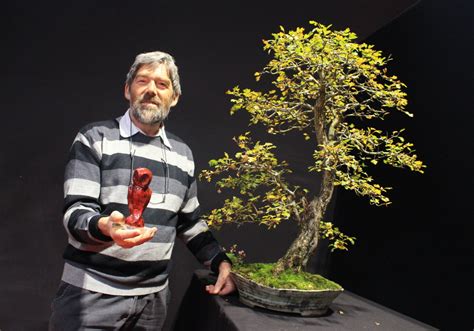 Alberto Baleato de Kingii Bonsai avec son bonsaï primé