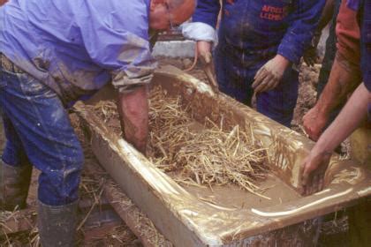 Mélange de paille et d'argile à la main