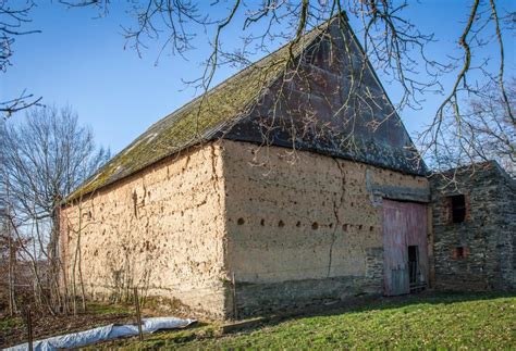 Façade et pignon d'une grange en bauge