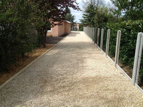 jardin propre aux allées gravillonnées