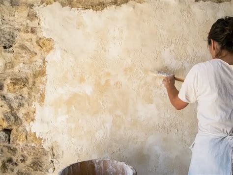 Photo montrant la consistance idéale d'un badigeon d'argile, proche d'une pâte à crêpes