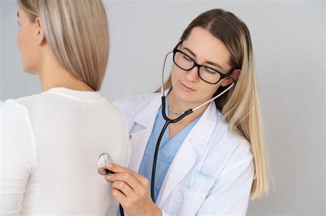 infirmière tenant un stéthoscope avec des symboles d'ascension de carrière