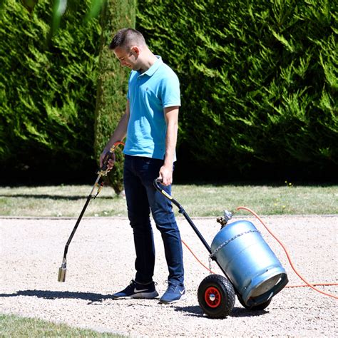 désherbeur thermique en action