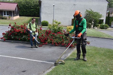 Équipe d'entretien paysager ESAT en action