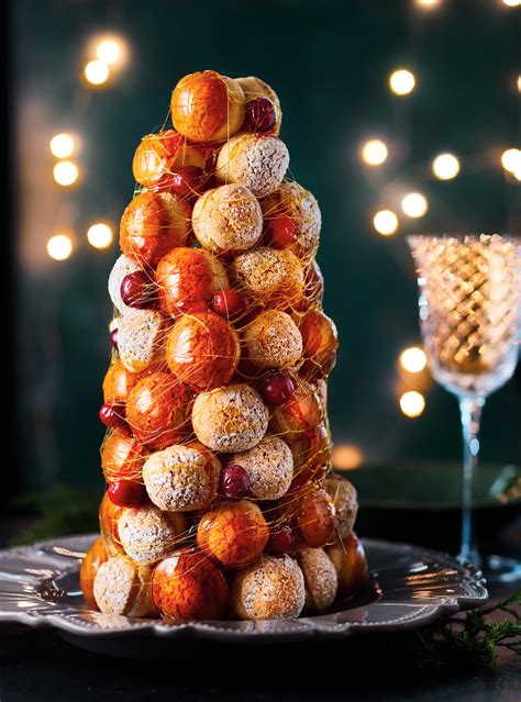 Illustration d'un croquembouche classique, doré et brillant