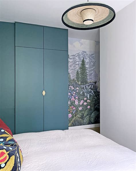 Exemple d'aménagement intérieur avec papier peint et dressing