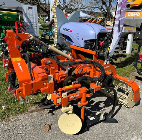 Vignoble avec bineuse rotative en action