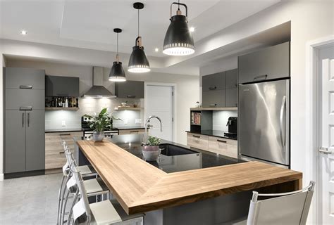 Aménagement intérieur d'une cuisine moderne et lumineuse dans une maison de vacances