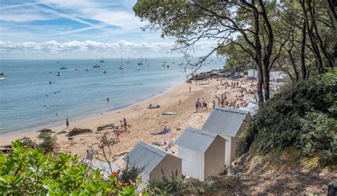 Vue d'ensemble d'une plage sauvage de l'île de Noirmoutier au coucher du soleil