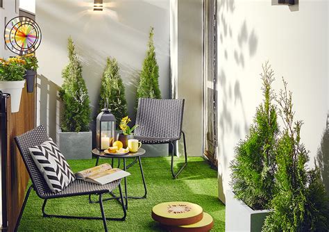 Balcon aménagé avec du gazon synthétique et des plantes en pot