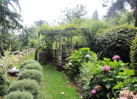 Paysage verdoyant et jardin bien entretenu dans le Cantal