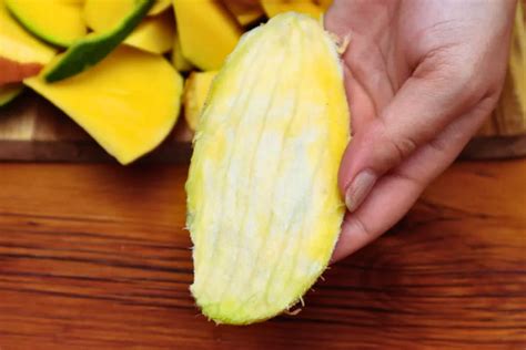 Schéma montrant l'ouverture du noyau de mangue pour extraire l'amande