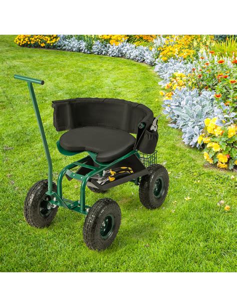 Personne utilisant un siège de jardin roulant pour planter des fleurs