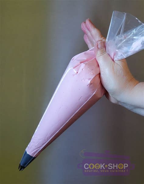 Crème diplomate dans une poche à douille