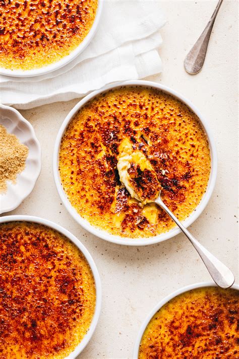 Crème brûlée caramélisée avec un chalumeau