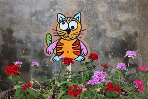 Tuteurs décorés par des enfants