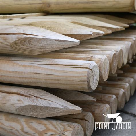 Découpe et ponçage de tuteurs en bois