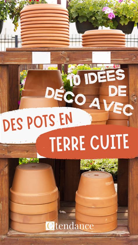 échelle en bois repeinte avec des pots de fleurs
