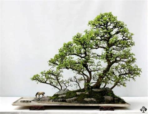 Détail de roches et figurines dans un penjing
