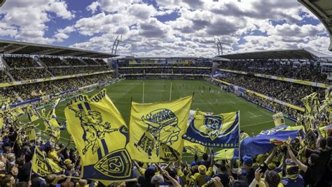 Scène d'un match de rugby à XV avec le logo de l'ASM Clermont Auvergne