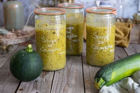 Bocaux de soupe stérilisés dans une cuisine