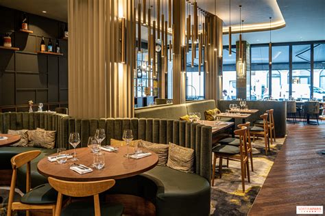 Intérieur du restaurant Hibiscus avec les chaises ornées de huipils