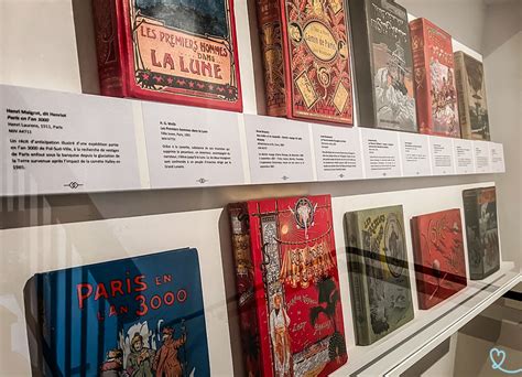 Collection de livres et artefacts au musée Hibiscus