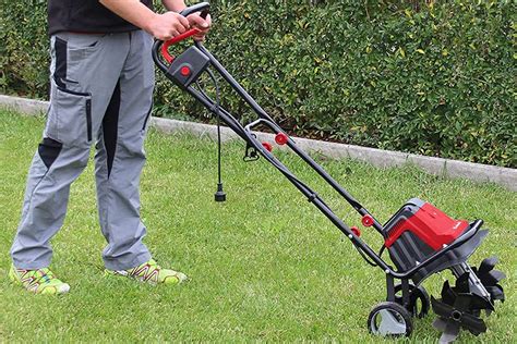 Motobineuse électrique en action dans un jardin