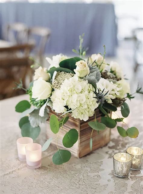 Composition florale mariage mélangeant hortensias roses, roses et eucalyptus