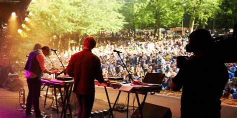 Scène de concert en plein air organisée par la communauté des Lentillères