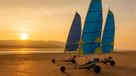 Personnes pratiquant le char à voile sur la plage de Zuydcoote
