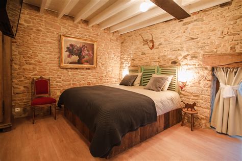 Intérieur d'une chambre d'hôtes de charme dans une maison ancienne