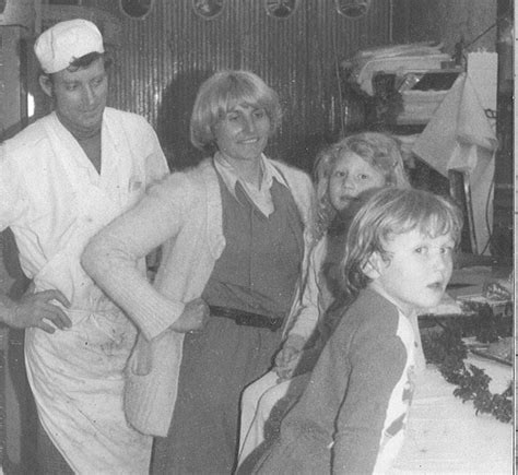 Photo ancienne de Joannès et Marie Baronnier devant leur boucherie