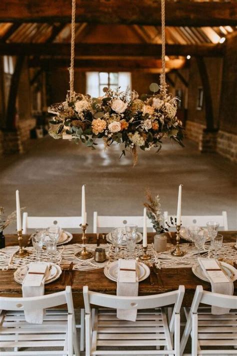 décoration de mariage champêtre avec des éléments de mousse et lierre