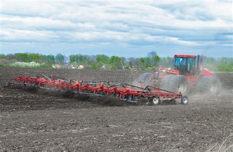 Préparation du sol avec un cultivateur