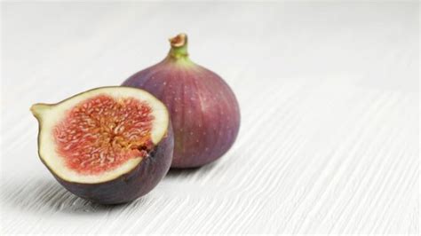 Assortiment de figues mûres et prêtes à être cueillies