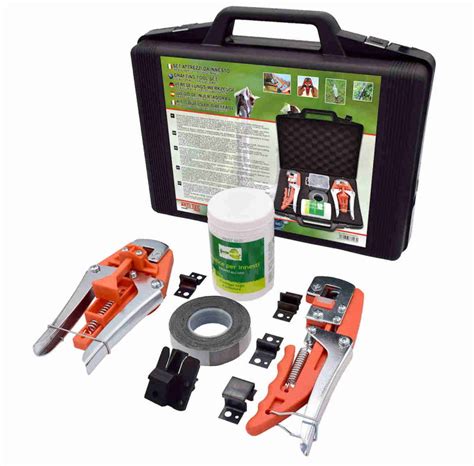 Image des différents outils nécessaires pour le greffage : pince à greffer, sécateur, mastic, ruban de greffage