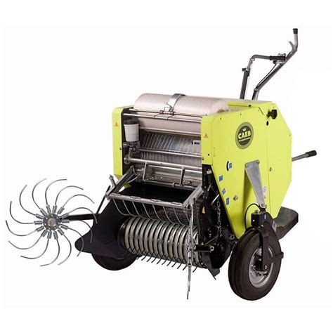 Presse à balles rondes récoltant du foin