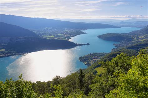 Vue panoramique du lac d'Annecy avec les montagnes en arrière-plan