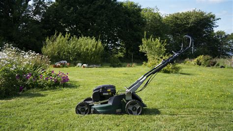 Tondeuse à gazon travaillant sur une pelouse