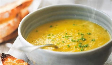 Bol de potage de petites pâtes fumant avec des légumes