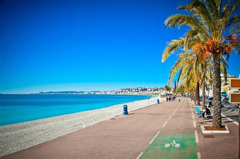 Vue panoramique de la Promenade des Anglais et de la Baie des Anges à Nice