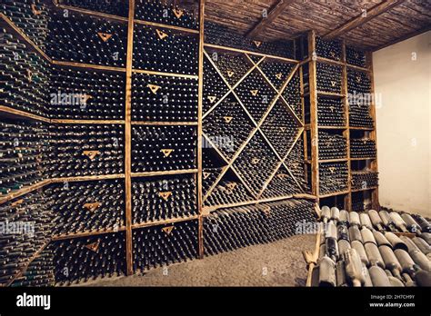 Image d'une cave à vin avec des bouteilles vieillissantes