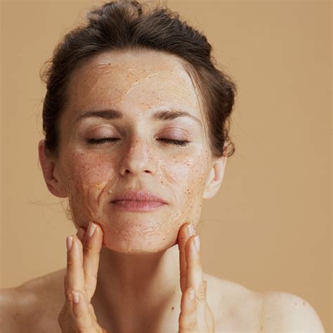 Schéma expliquant les mouvements circulaires pour un gommage du visage